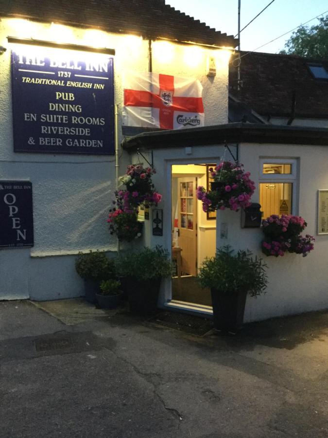 The Bell Inn ซอลส์บรี ภายนอก รูปภาพ