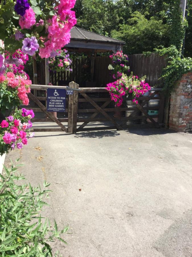 The Bell Inn ซอลส์บรี ภายนอก รูปภาพ